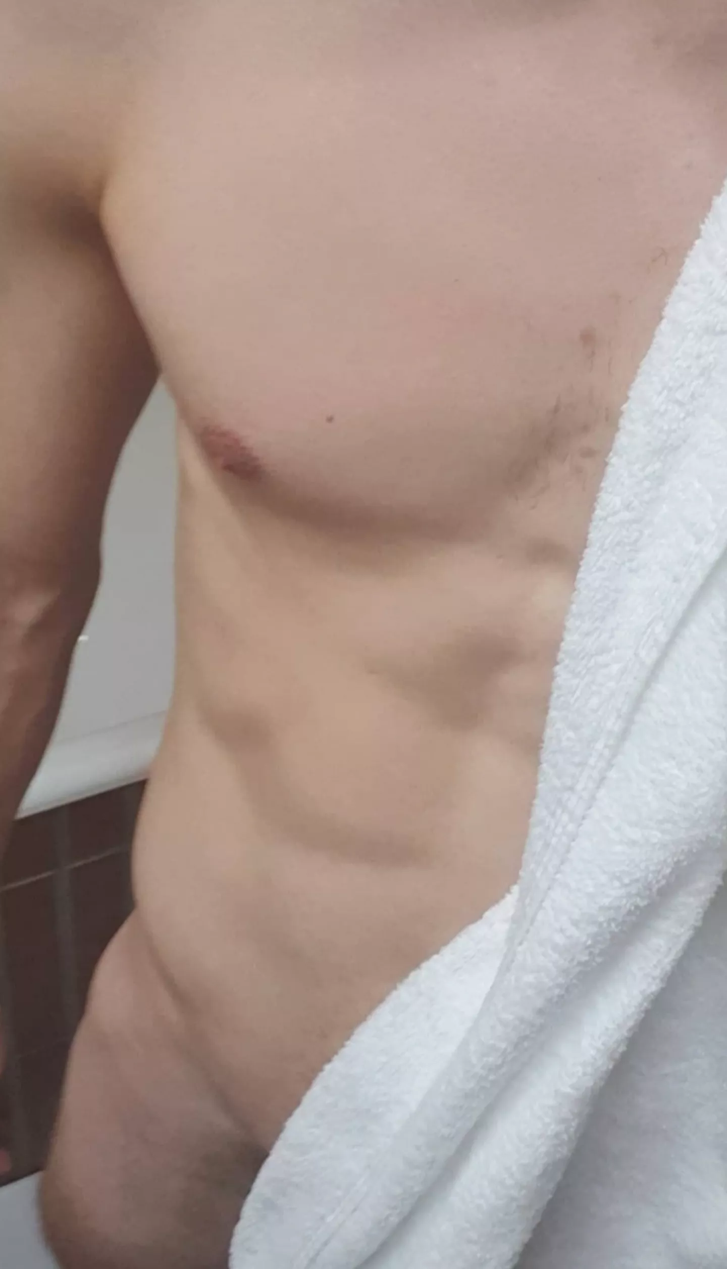 24 fit bro here. Any guys with buzz cut wanna snap with me? 