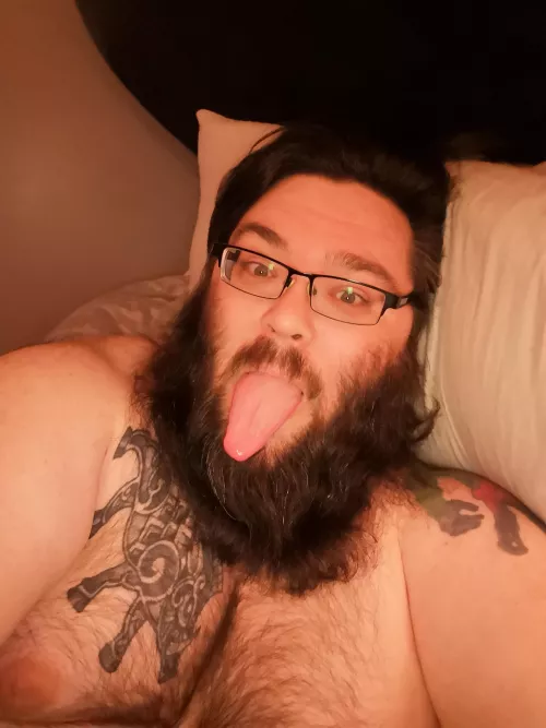 (40M) Just a cosy bed selfie today, hope you're having a good Easter 