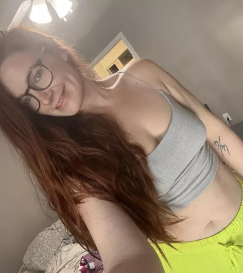 A comfy crop top makes great pajamas! Sweet dreams all😴💤