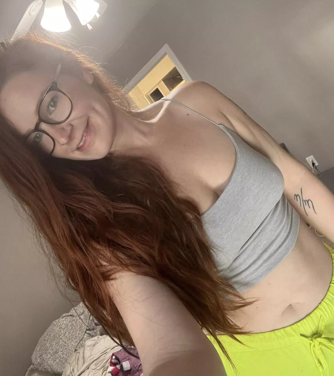 A comfy crop top makes great pajamas! Sweet dreams all😴💤