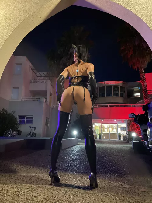 Come give this thick ass a nice slap