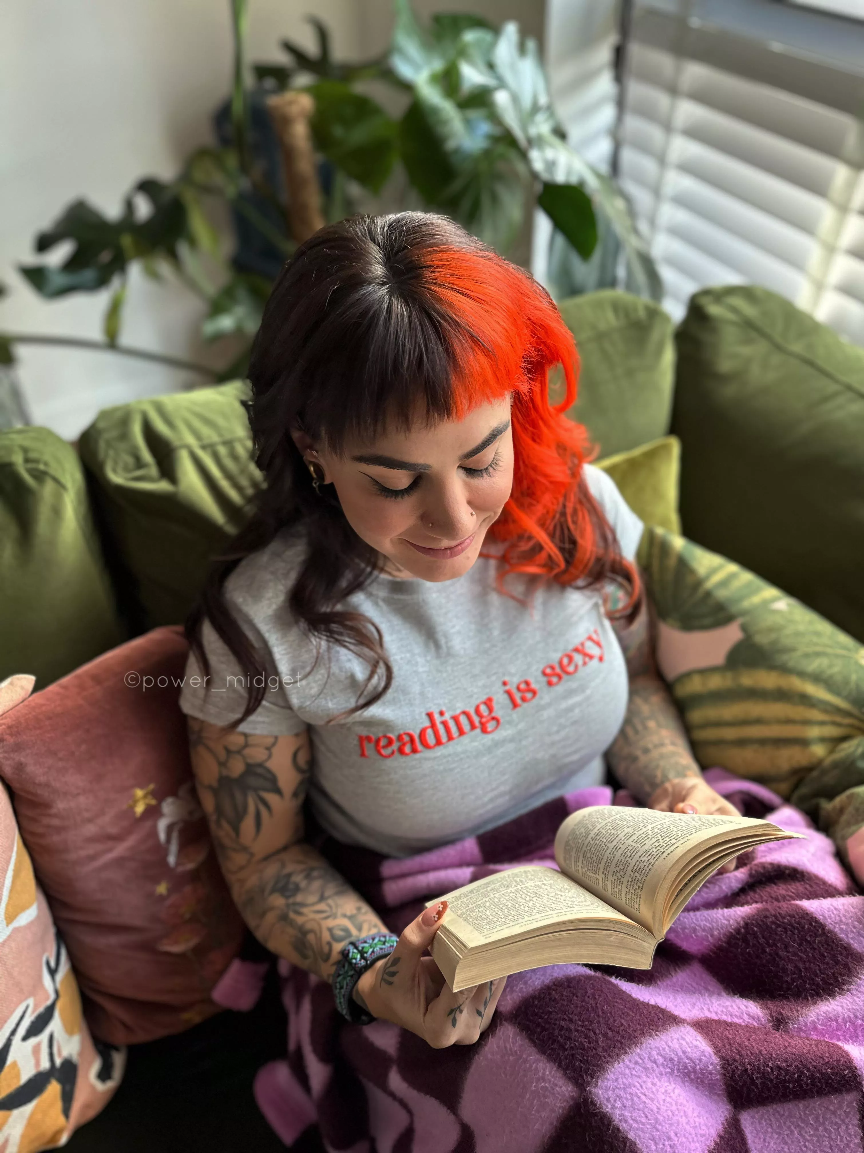 Do you like a girl that reads? (Its the hobbit for those wondering) 😇