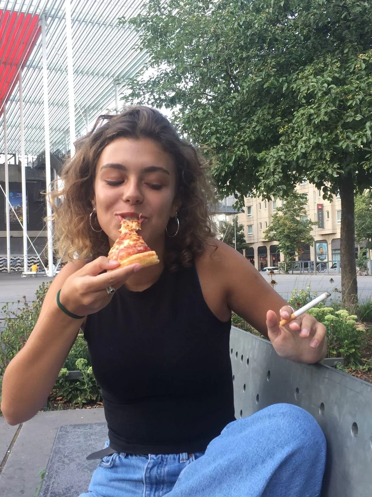 Eating is no reason to put down your cigarette 