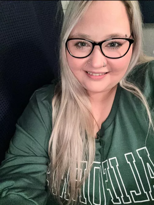 Hi cuties! 🖤 What’s something that makes you happy? 😘