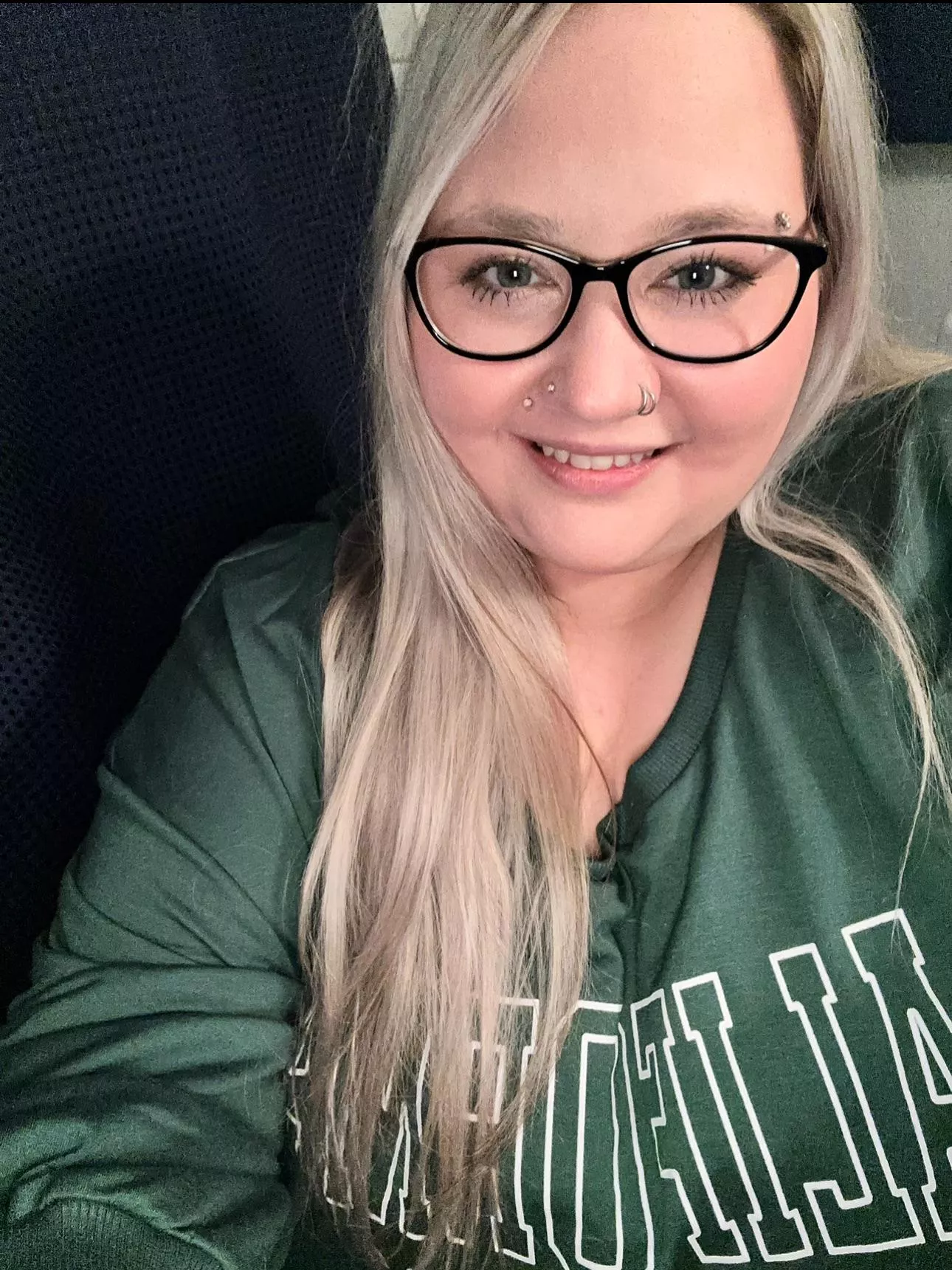 Hi cuties! 🖤 What’s something that makes you happy? 😘