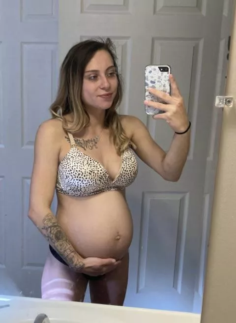 Pretend I’m your slut and I’m carrying for you daddy 😘