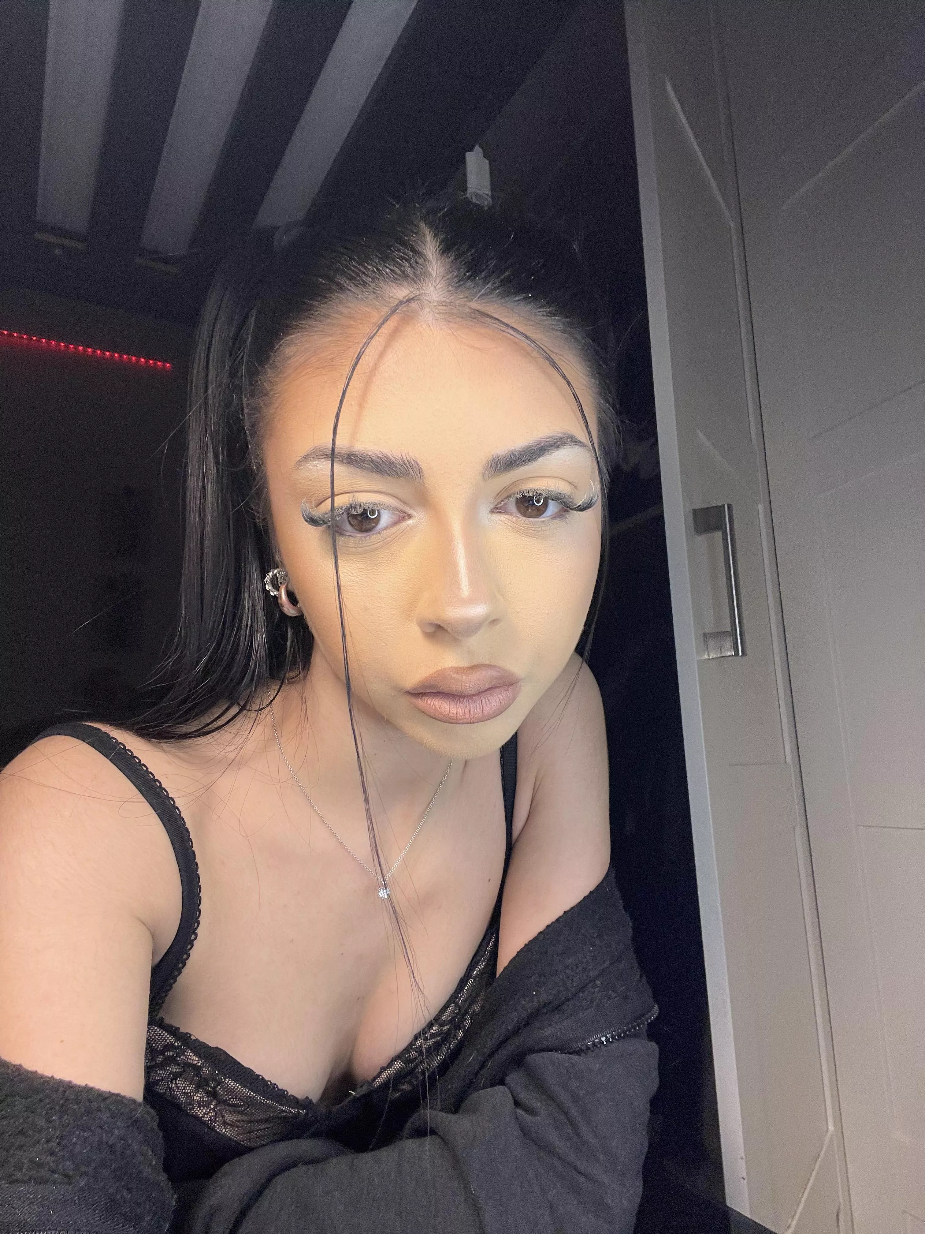 So here comes my brunette face! My dark eyes can pierce souls, I can tell you! :)))