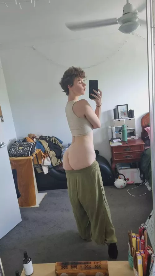 Trying to sell the massive pile o[f] clothes in the back but I keep getting distracted 😩