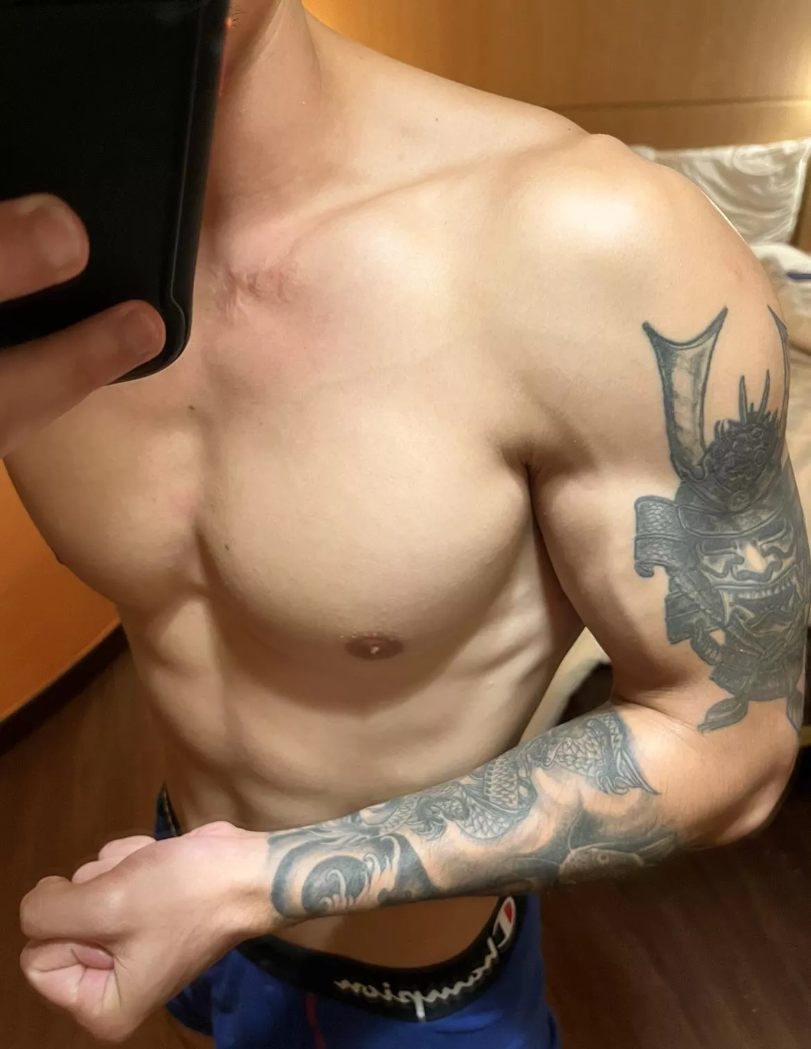 Waiting for my sissy to come to my hotel room 🥰😈