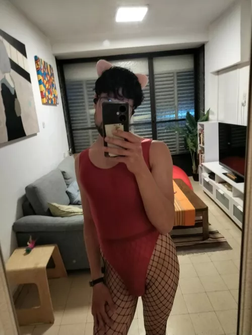 Who else likes to smoke weed and dress like a girl?