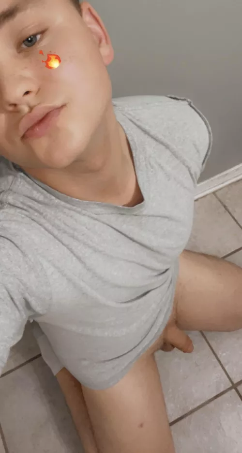 19 y/o southern white boi looking for a black man to video call with or give head to. HMU with a pic for my snap