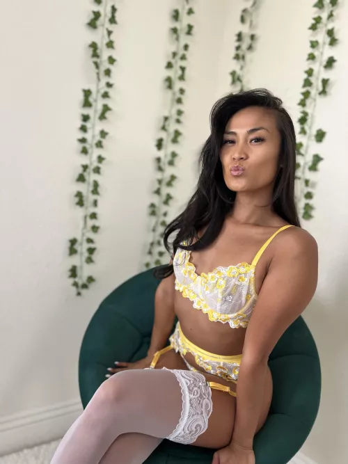 Can I be your fav hottie gf?