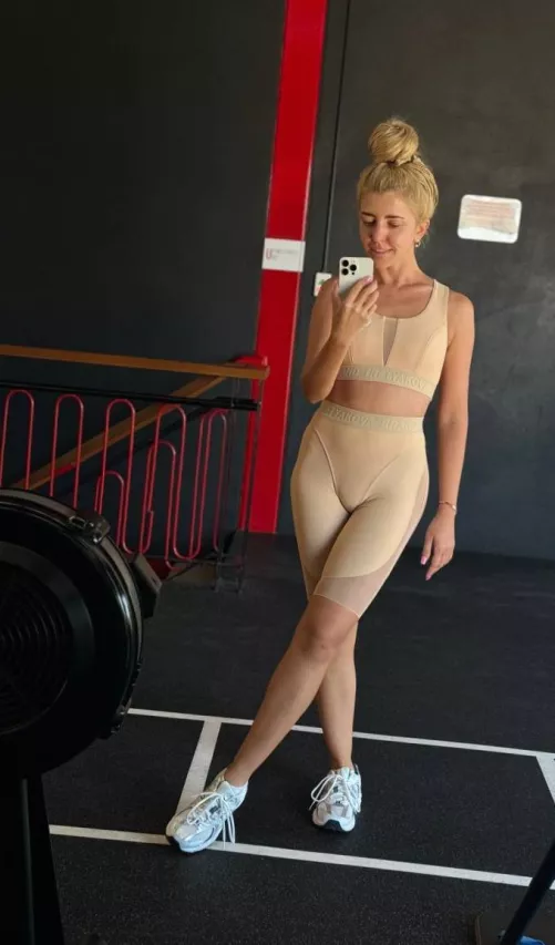 [F] I m that girl who shows off to all the guys in her leggings