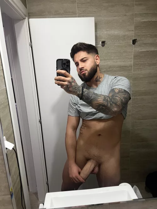 F*CK IT sending dick pics from gallery to anyone who says hi 