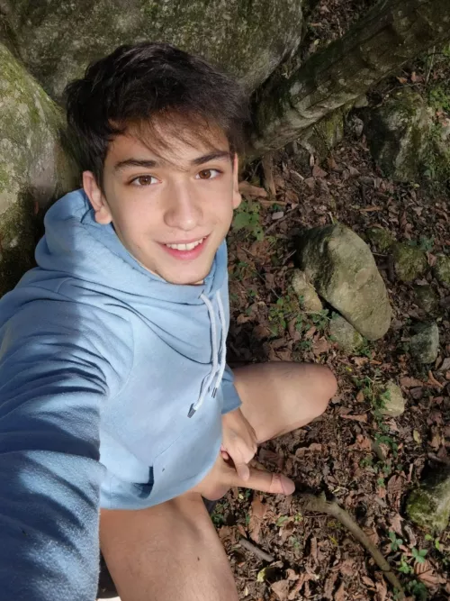My second time jerking off outdoors in the park.... afraid that someone will discover me but it makes me harder 🥵 what do you think daddy? Did you like it? What do you do if you find me?
