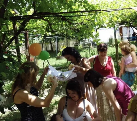 Trying to don’t stare in this situation must be really hard 