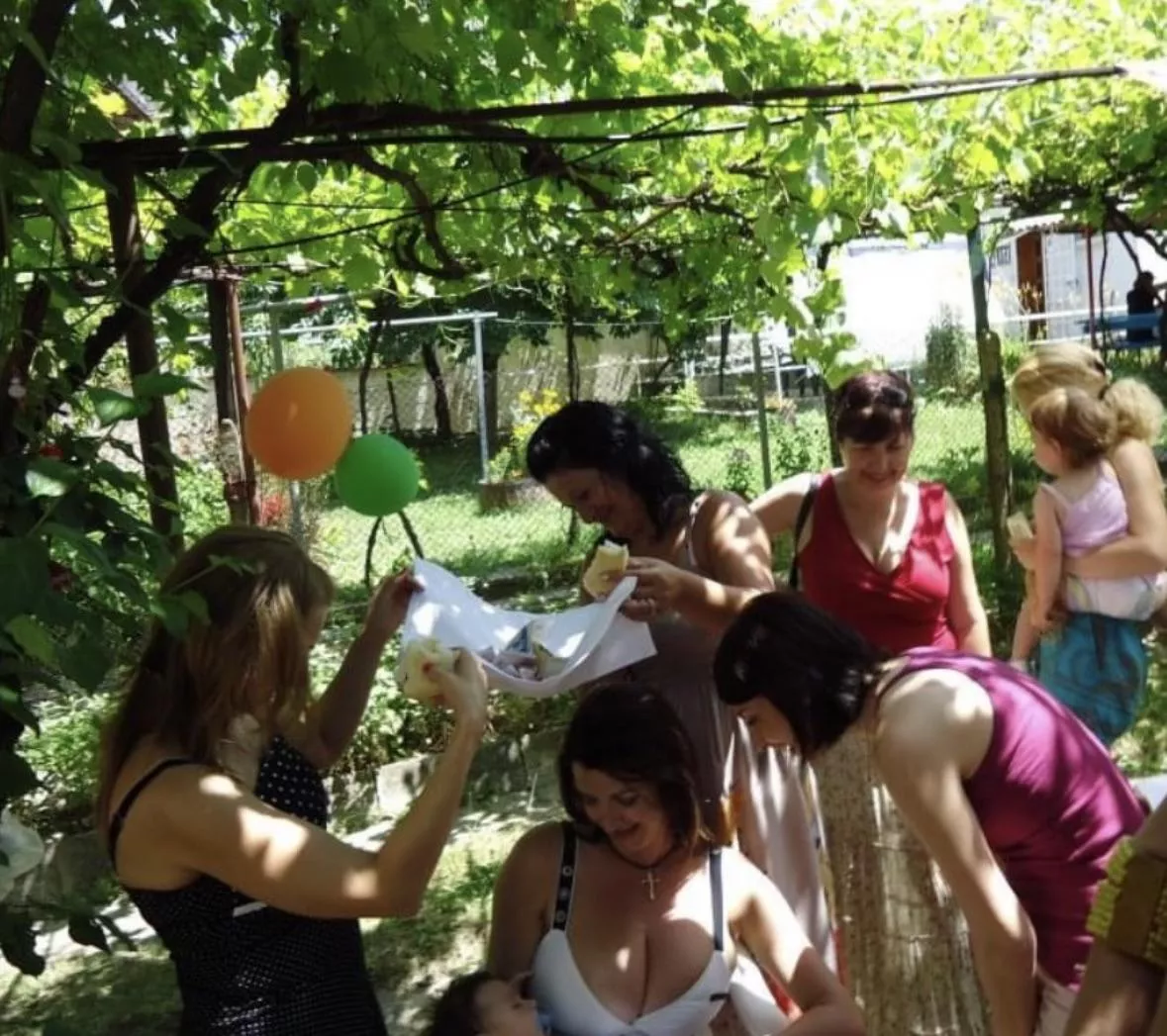 Trying to don’t stare in this situation must be really hard 