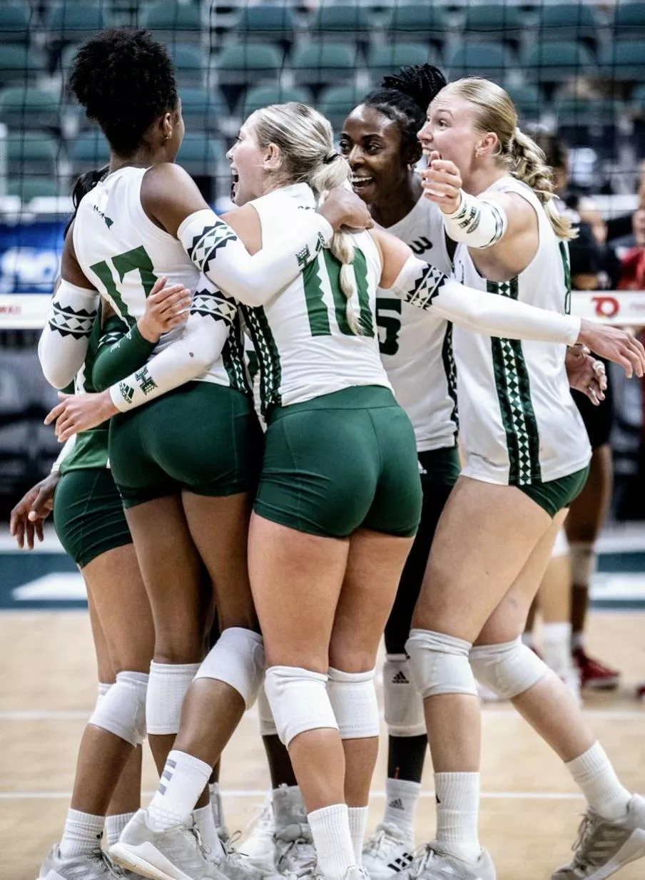 U of Hawaii volleyball team huddle