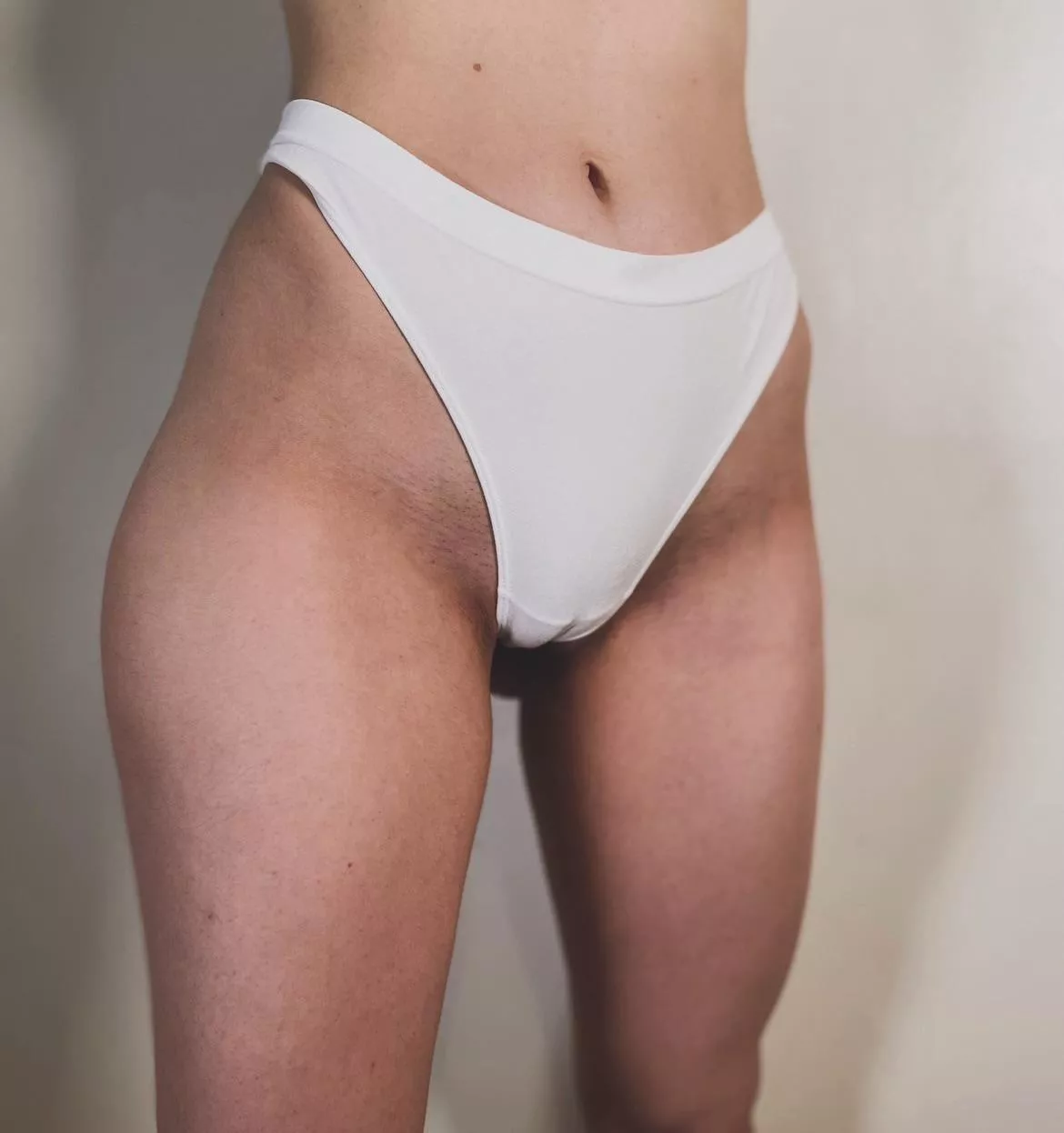 Vad tycker du om mina vita silkeslena strings? :3