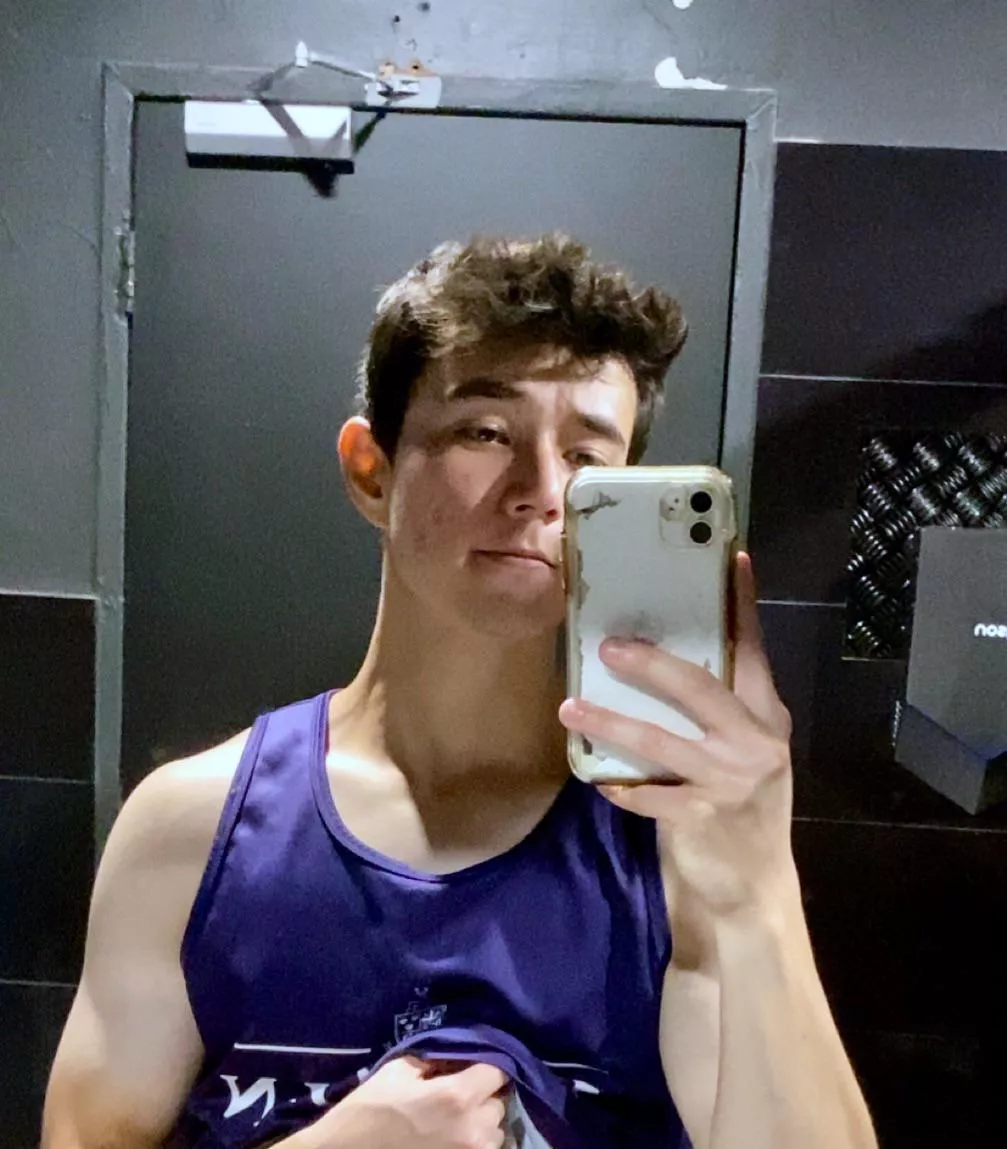 Was finally brave enough to wear a singlet in the gym
