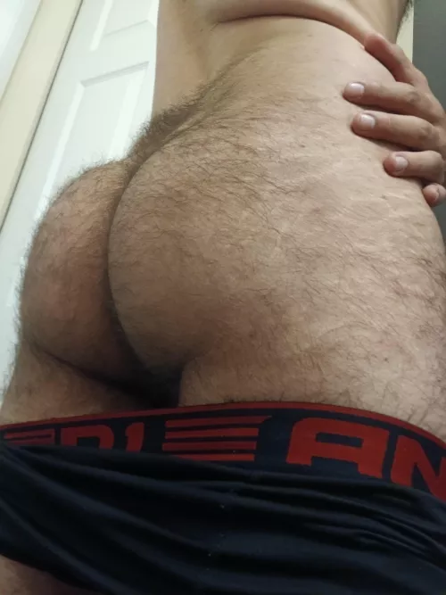 24 m FL straight dude, bored af and curious if people actually like my ass lol. Dm me if ya want. +straight curious  +twink +nice ass