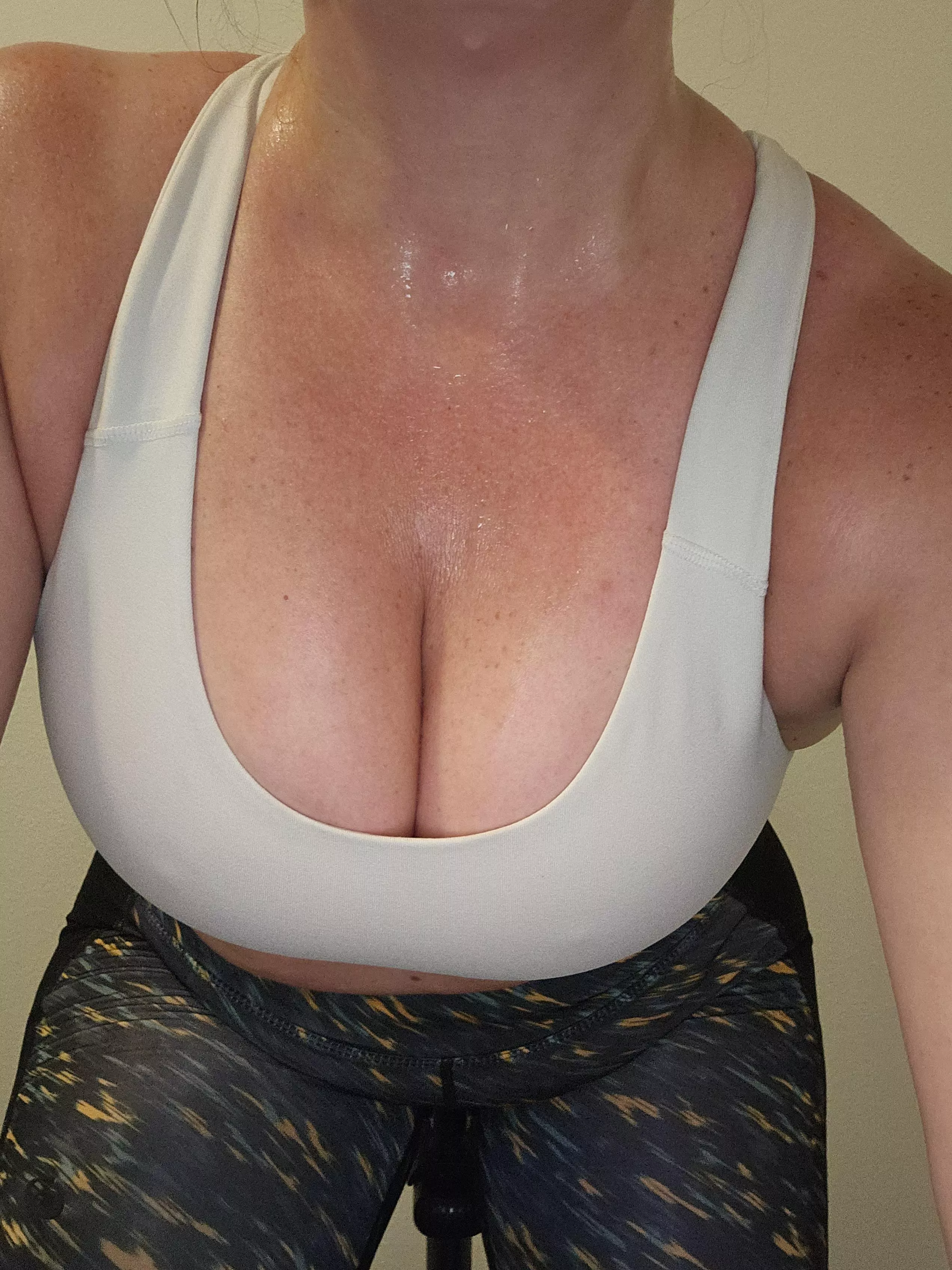 A little Monday evening sweat. 🥵 (F)