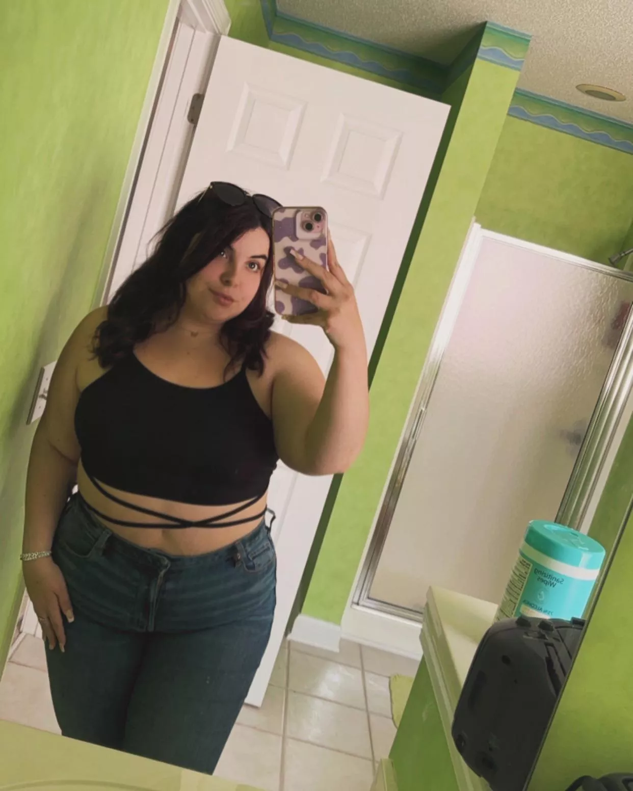 Anyone wanna fuck a curvy bi girl? Let’s have a 3 some 