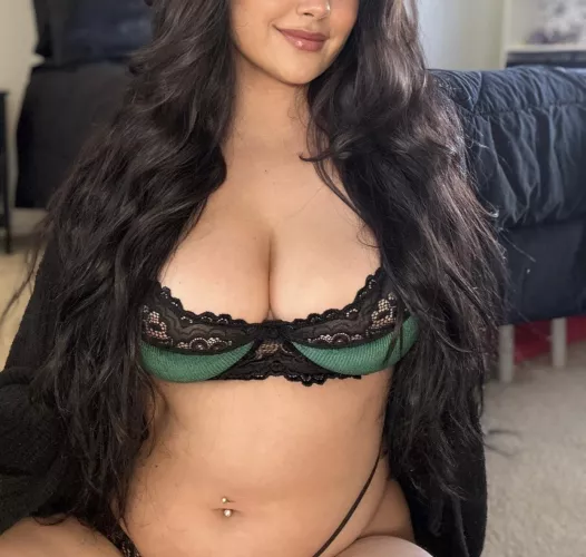 Busty half Asian 🖤