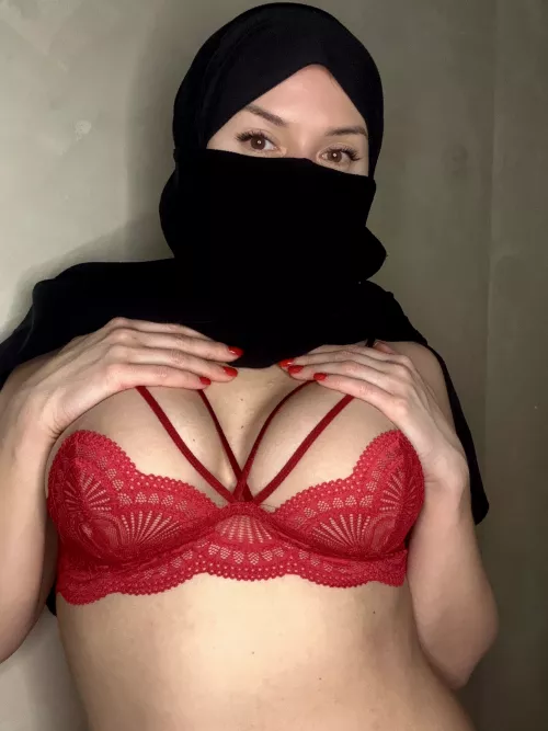 Can you pay a little attention to this mystery woman?