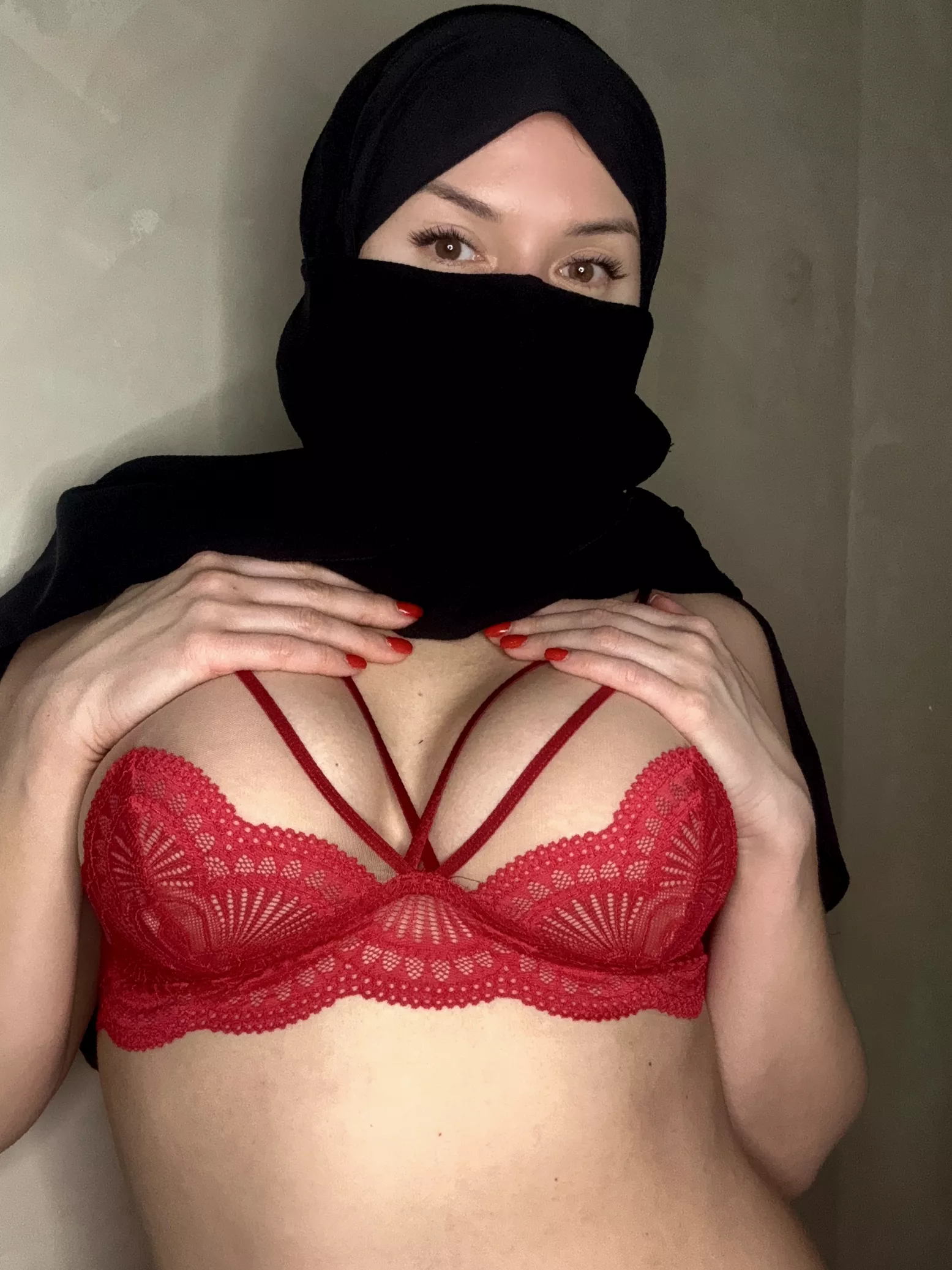 Can you pay a little attention to this mystery woman?