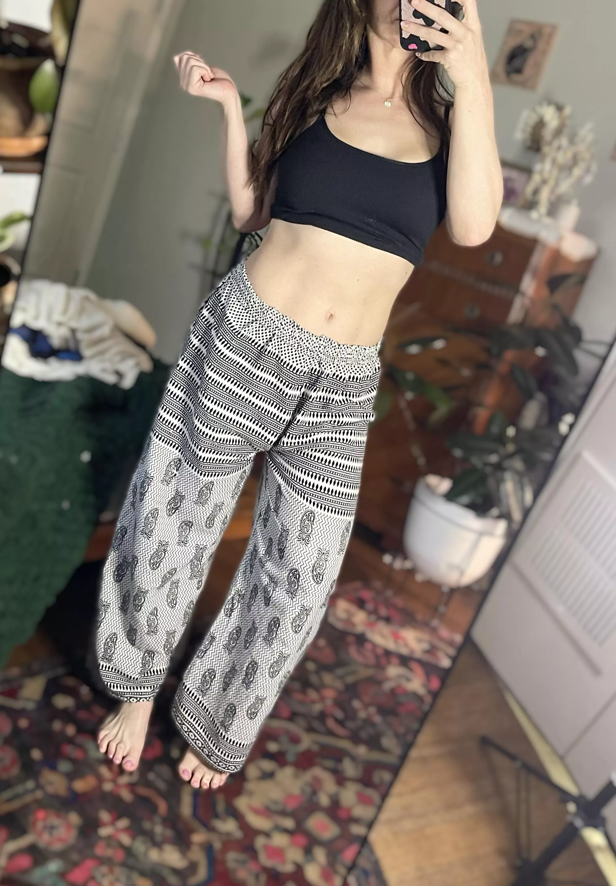 Crop top mommy checking in 💋 Do you like my tight body? 💙🦋