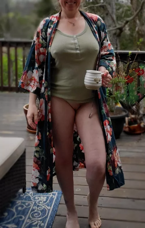 Good morning, thought we could share our first post coffee on the deck before the storms come☕️💋