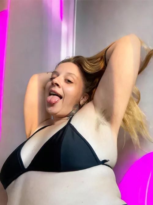 i don’t wanna shave bc i like to be hairy 