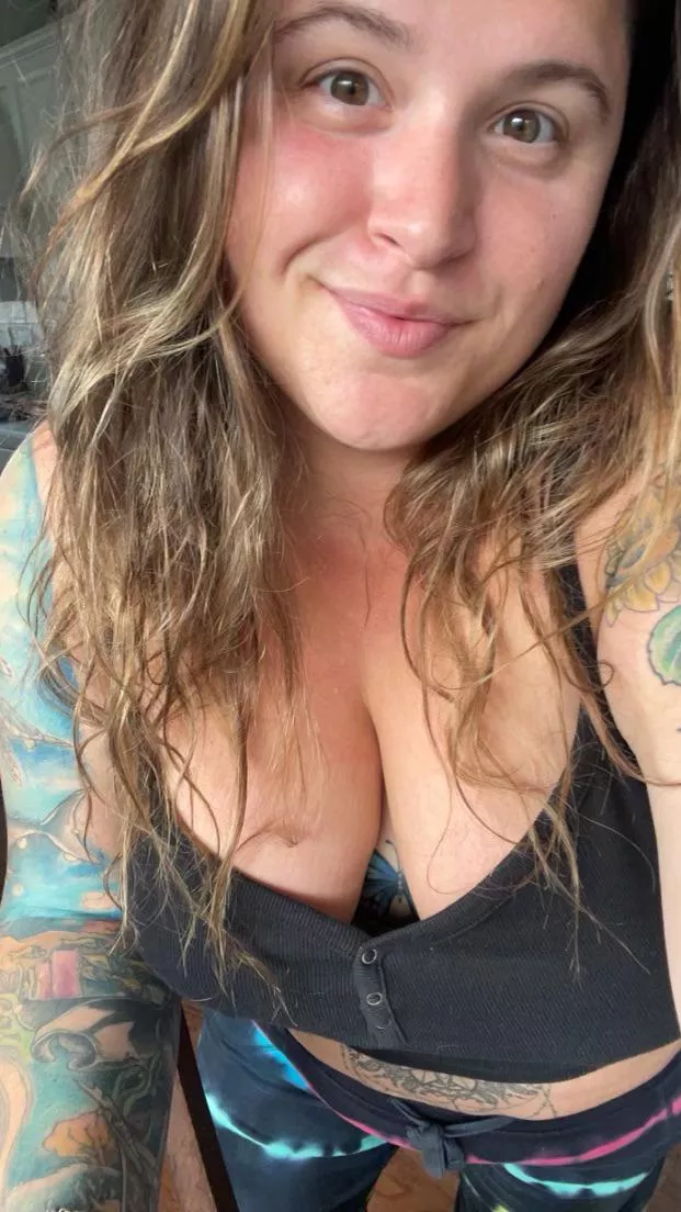 I hope a BBW stoner covered in tattoos can cure those Monday blues!