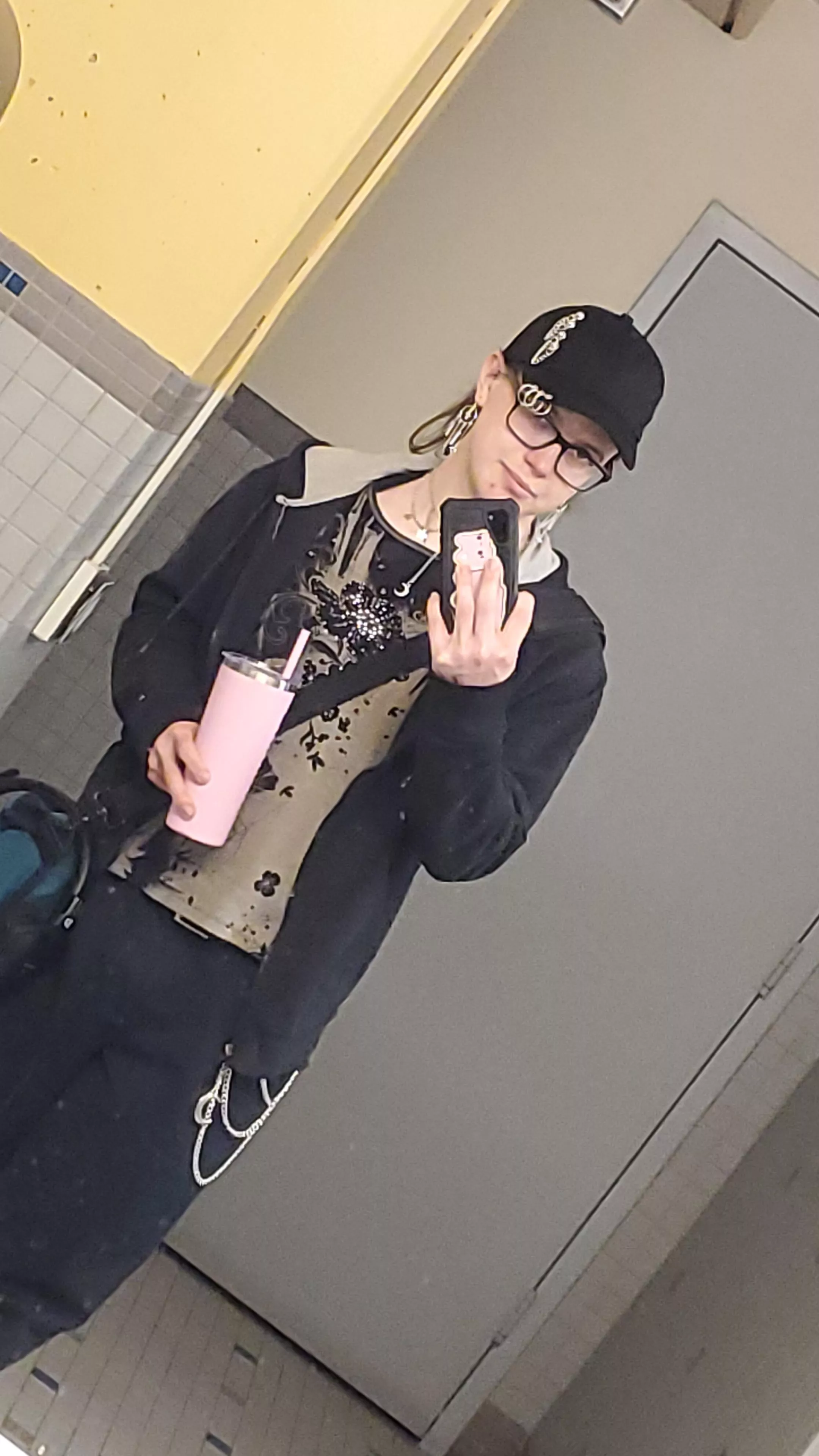 I know only creeps on here but I just Wana say I finally made it. I finally looked in a mirror today in the first thing I thought was that I was cute 💖