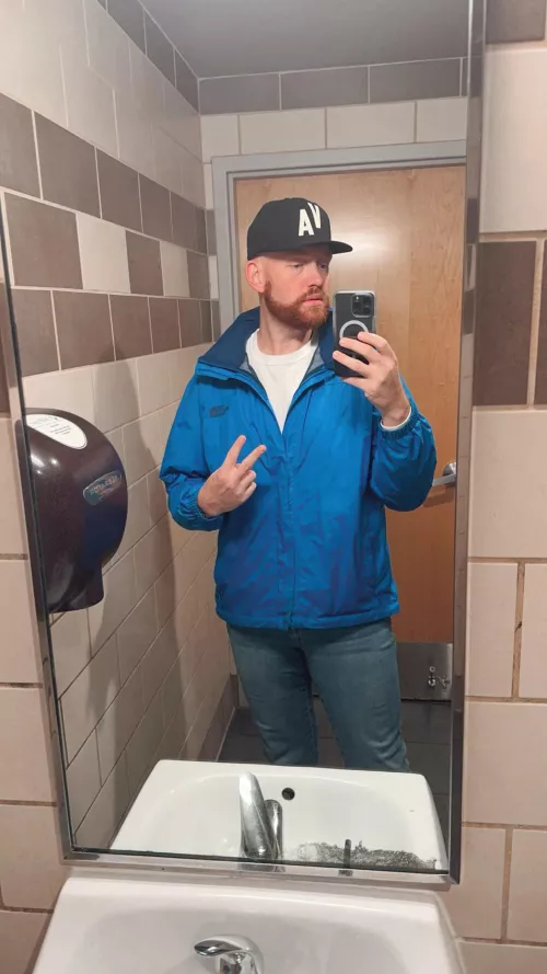 just a gay guy on his iced coffee run ✌️