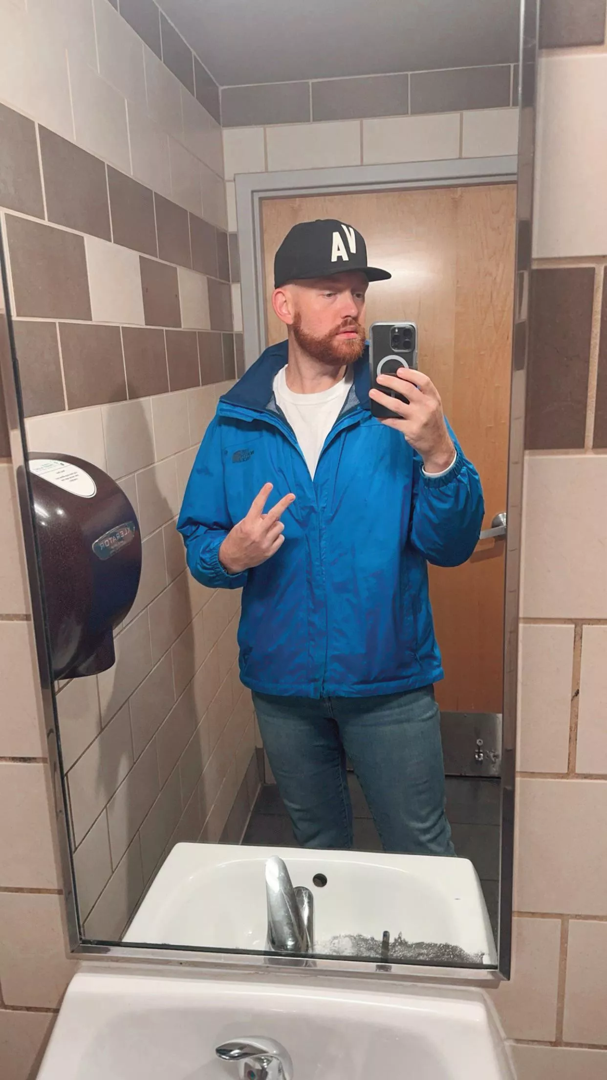 just a gay guy on his iced coffee run ✌️