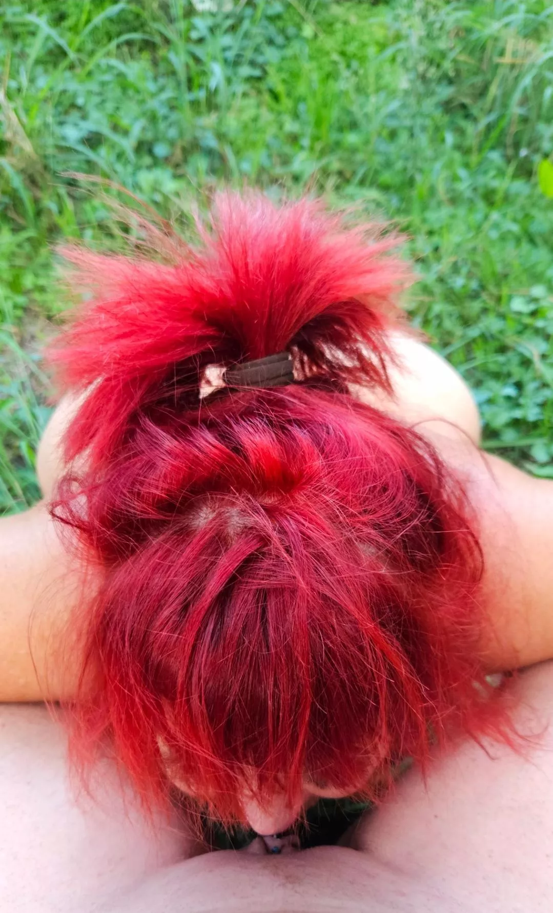 Love the colour of my hair against the green grass 💋