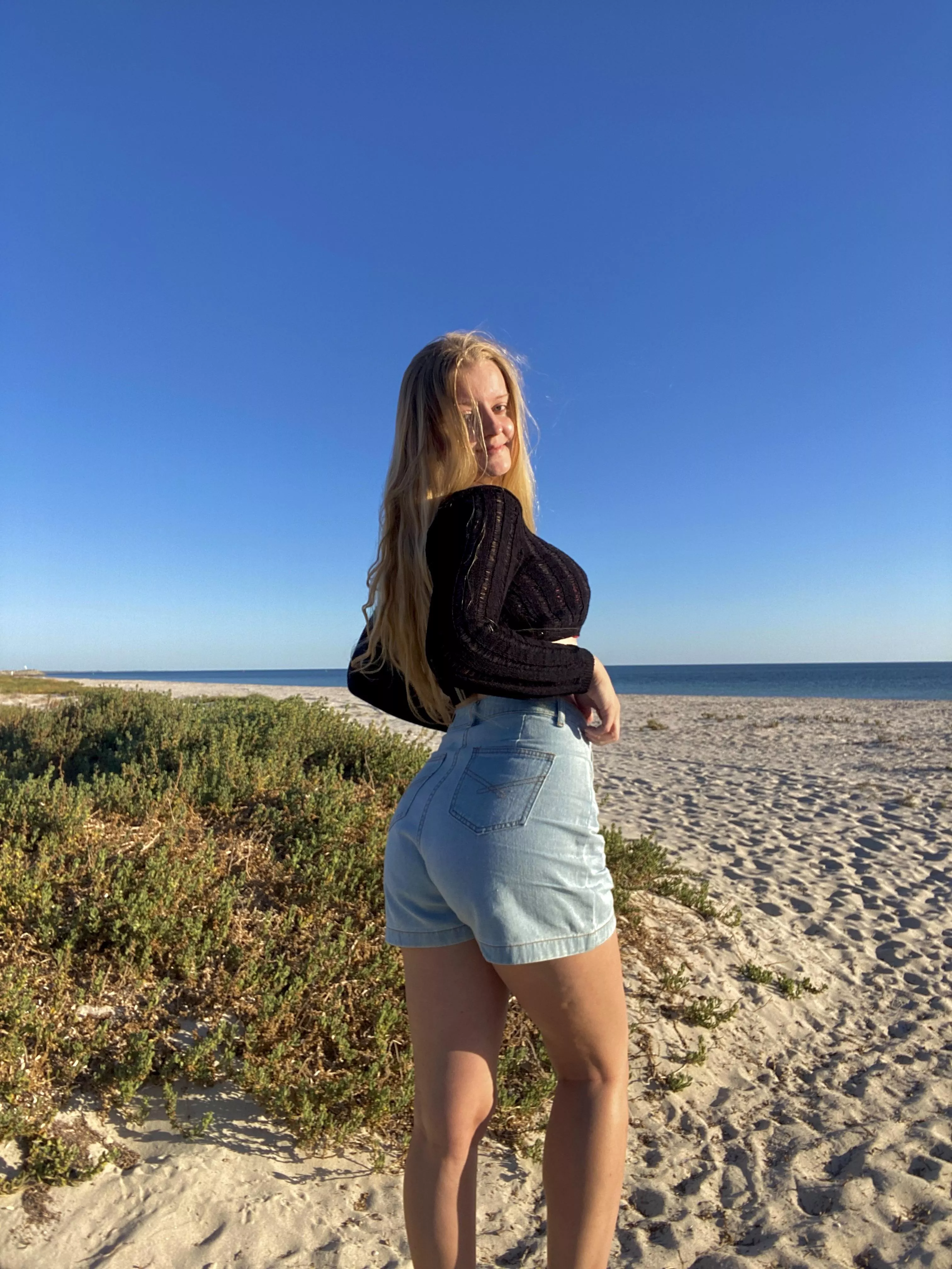 New photos of my golden hair in the sun like rapunzel 💓