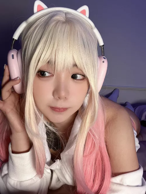 prrrr, this kitty loves to lick and loves to be licked