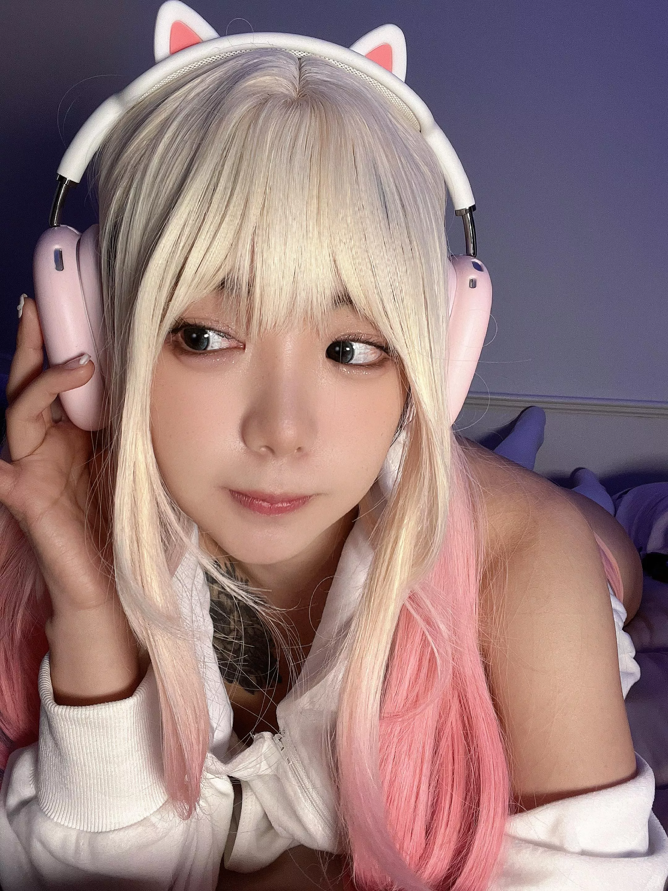 prrrr, this kitty loves to lick and loves to be licked