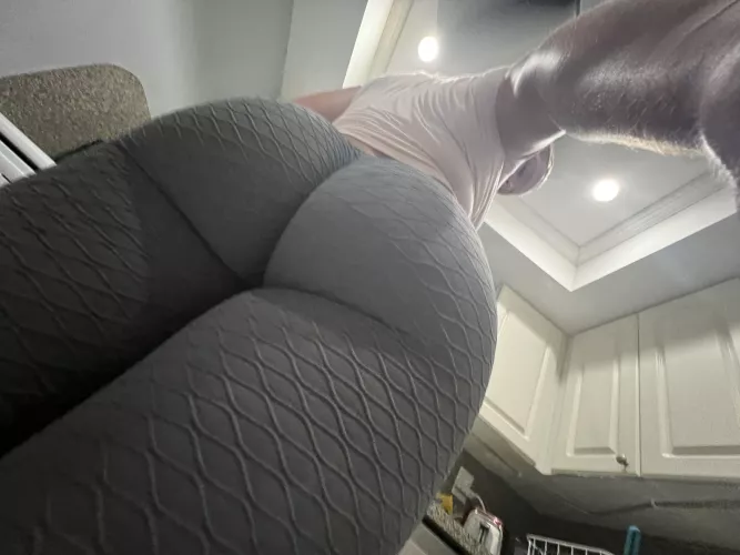 These leggings are officially too tight ..but goddamn do they look good anyway ..