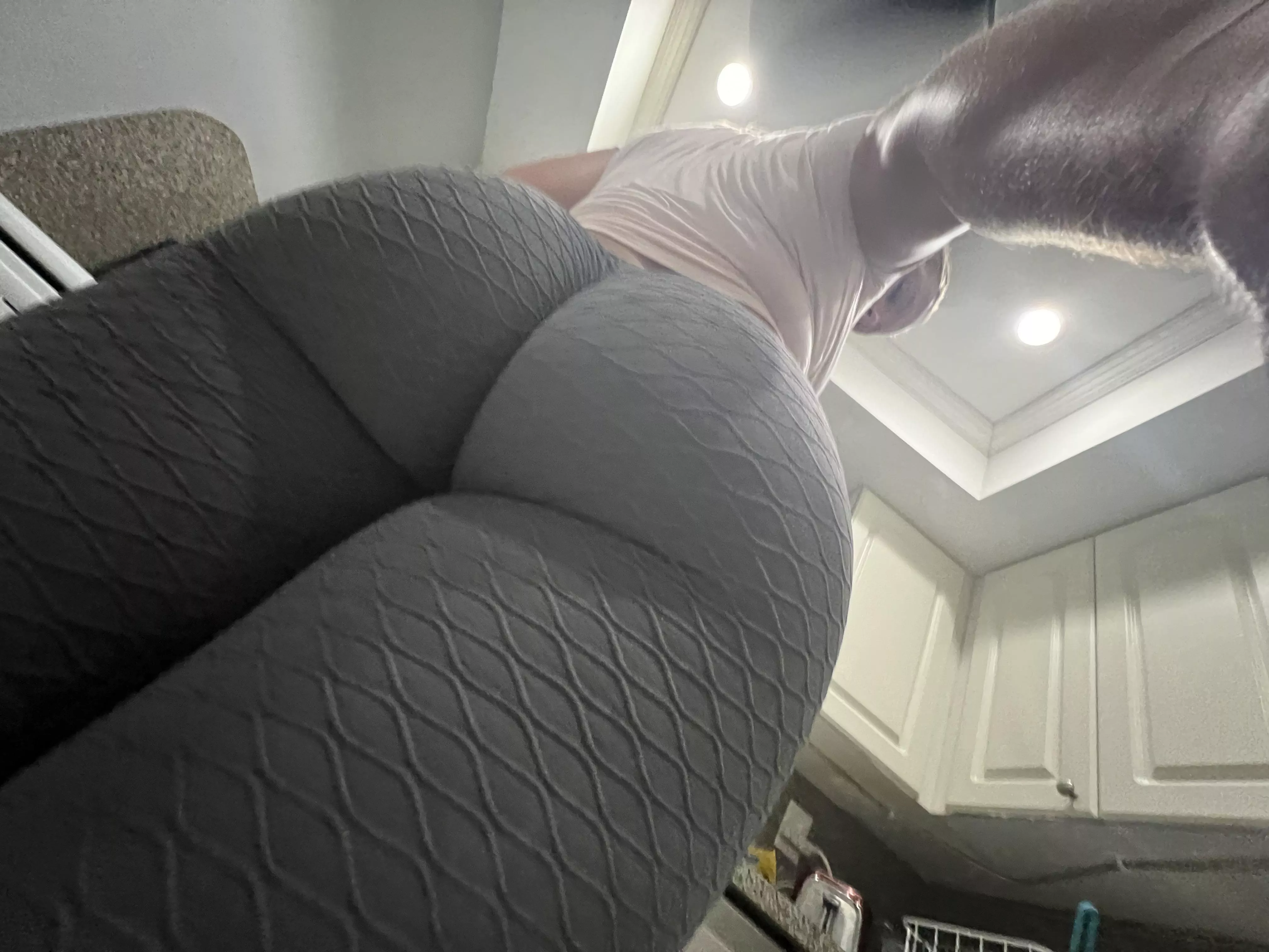 These leggings are officially too tight ..but goddamn do they look good anyway ..