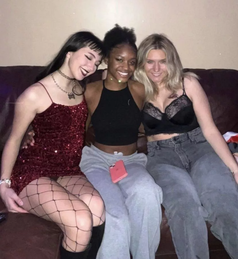 Which trashy girl is getting glazed and fucked rough [3]