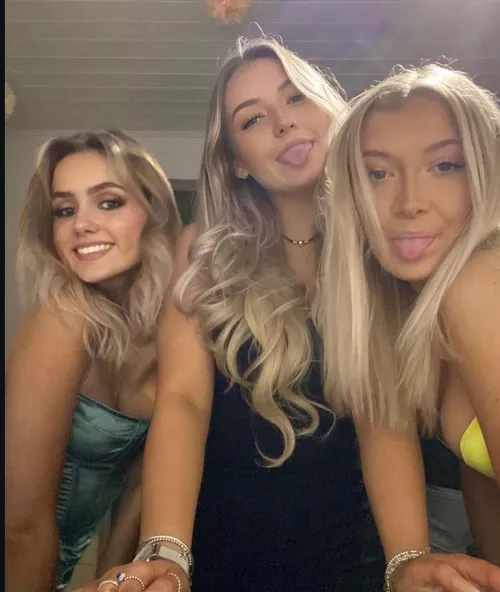 Which Welsh girl 🏴󠁧󠁢󠁷󠁬󠁳󠁿 [3] left to right