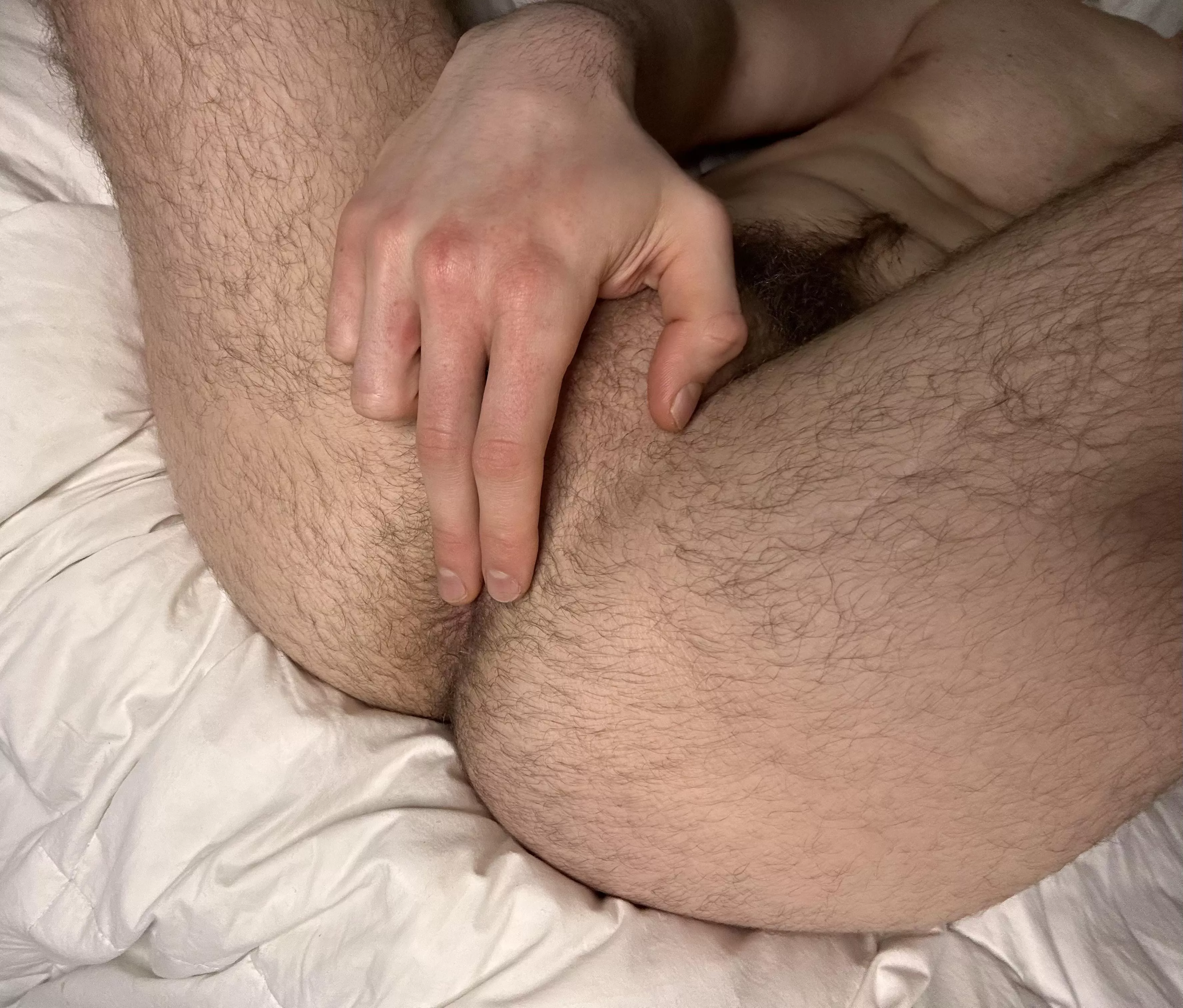 Who’s gunna come eat and fuck my hairy ass