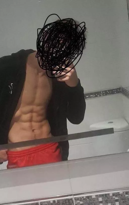 18 bi fit; add me if fit and around the same age ;) snap:mikex204