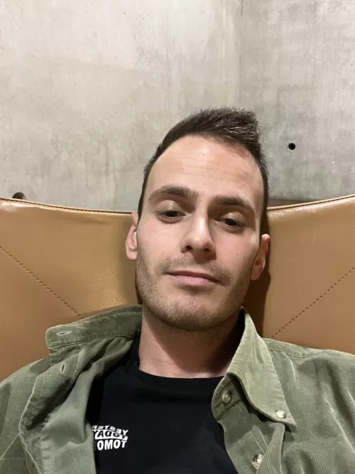 [25] Still ill in my bed (and sleepy in the pic lol) Messages to pass the time are welcome friends 💙