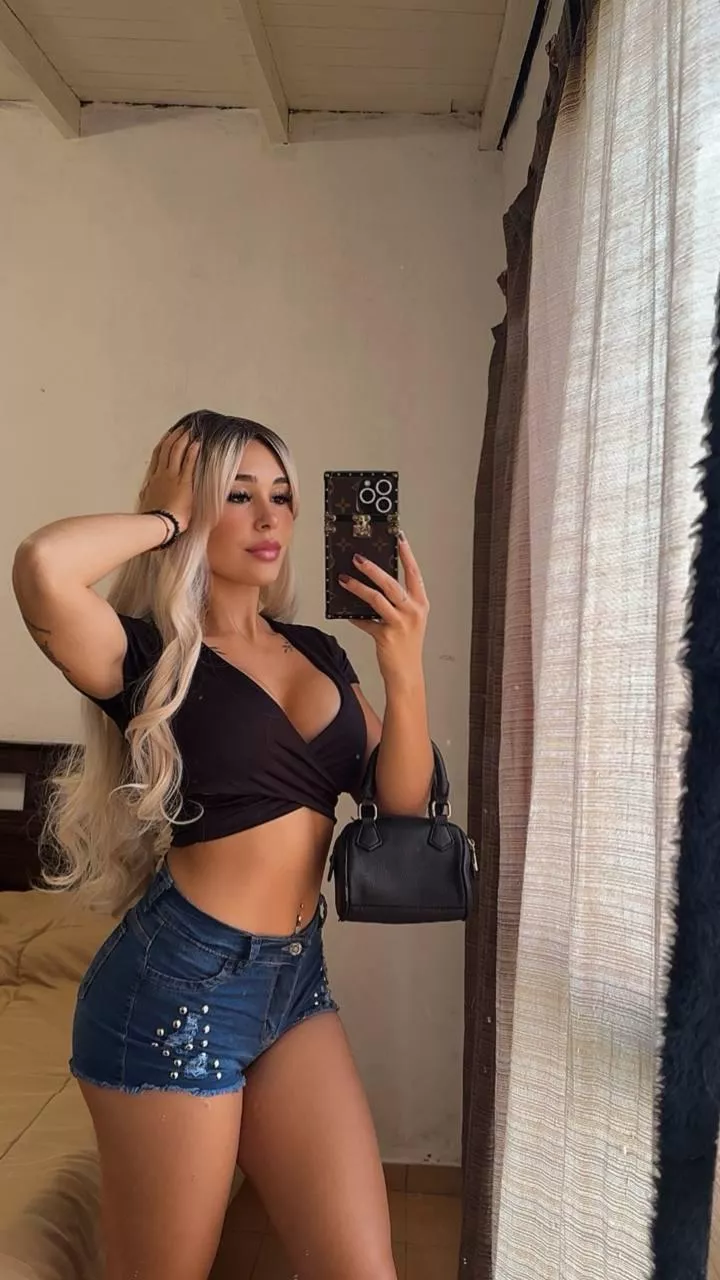 am i cute in this croptop?