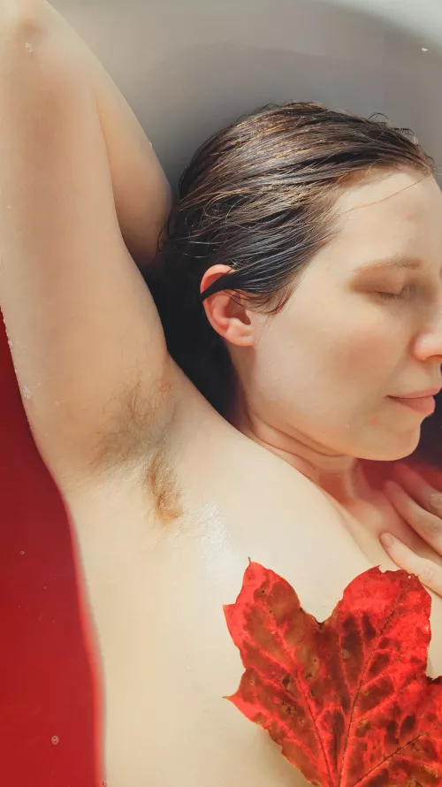 Armpit fur in the tub